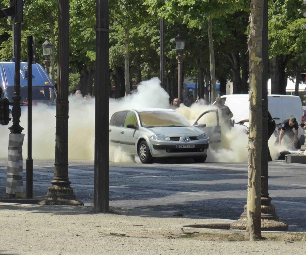 Conductor arremete contra una patrulla Conductor arremete contra una patrulla