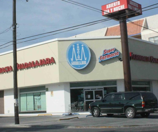 Armado irrumpe en farmacia; se lleva dinero y mercancías Armado irrumpe en farmacia; se lleva dinero y mercancías