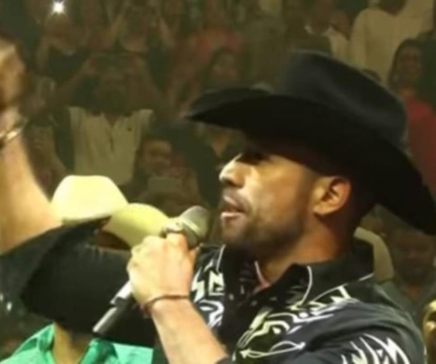 Sorprende El señor de los Cielos en concierto de Julión Sorprende El señor de los Cielos en concierto de Julión