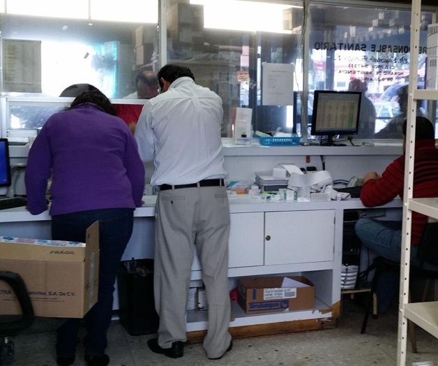 Denuncian irregularidad en farmacia