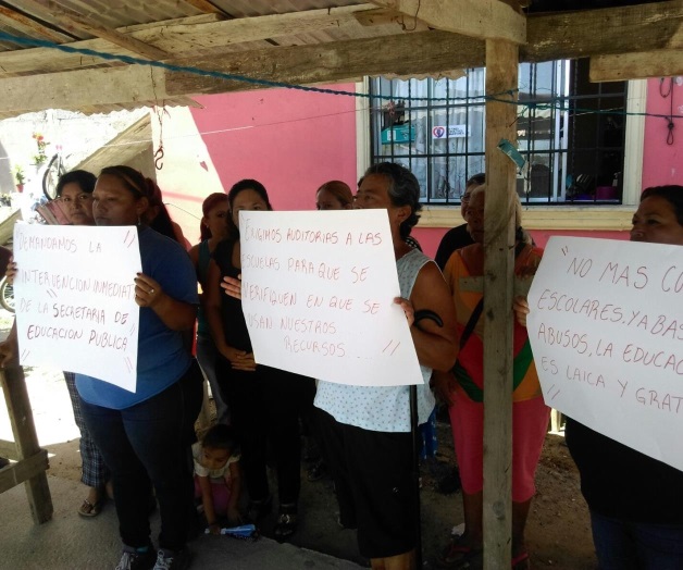 Protestan por altoscostos de inscripción. Se manifiestan madres de familia Protestan por altoscostos de inscripción. Se manifiestan madres de familia