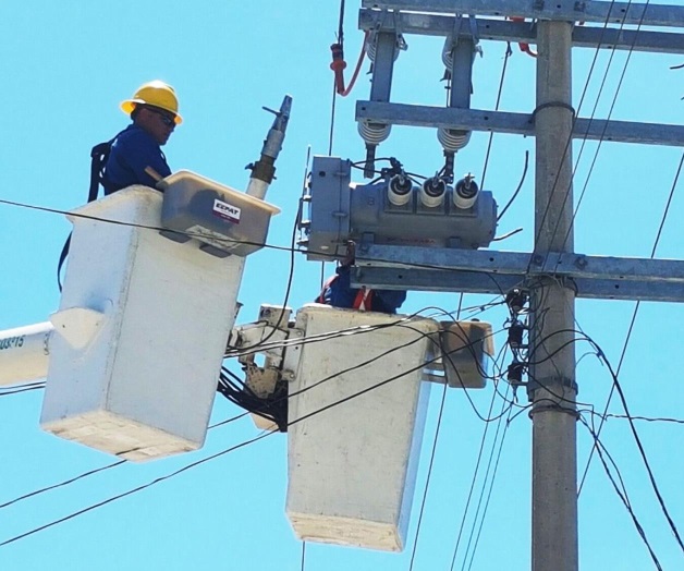 Evitan cortes de energía eléctrica. Realizan cambio de aisladores Evitan cortes de energía eléctrica. Realizan cambio de aisladores