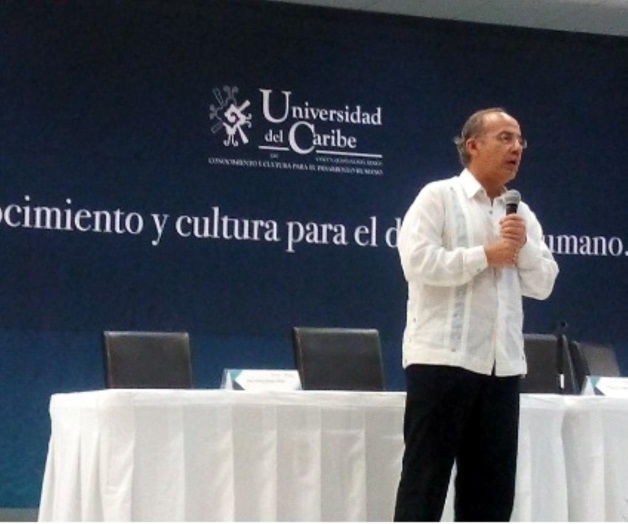 Increpan manifestantes a Calderón en Cancún Increpan manifestantes a Calderón en Cancún