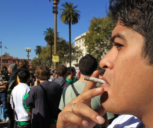 Legal uso de la mariguana. Sólo con fines medicinales Legal uso de la mariguana. Sólo con fines medicinales