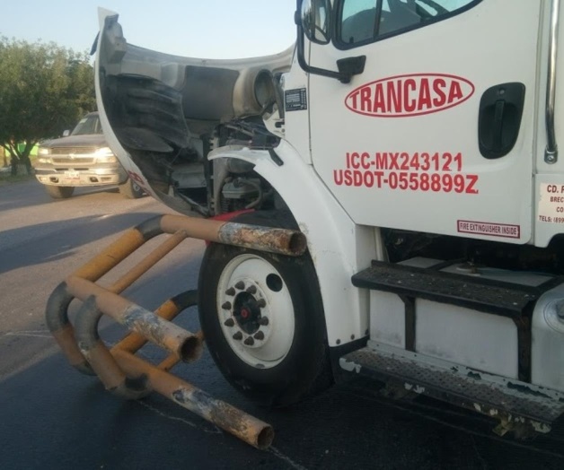 Provoca choque con tractocamión Provoca choque con tractocamión