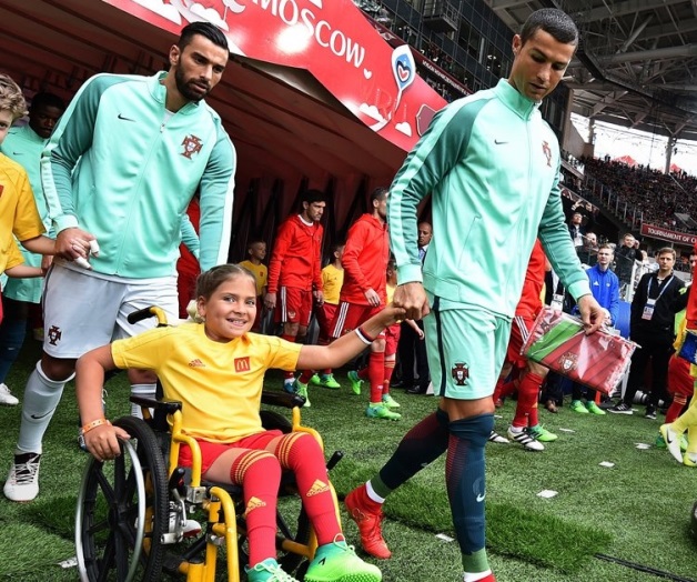 Momento que tocó el corazón, Cristiano Ronaldo y una niña 