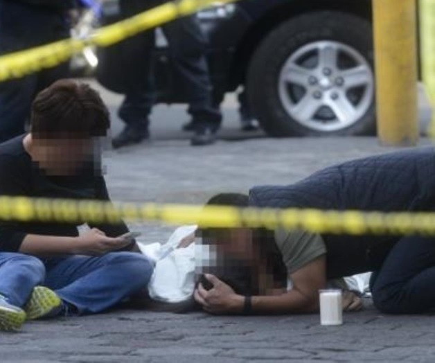 Atacan a balazos a pareja cuando iban a comprar pizza; ella muere Atacan a balazos a pareja cuando iban a comprar pizza; ella muere