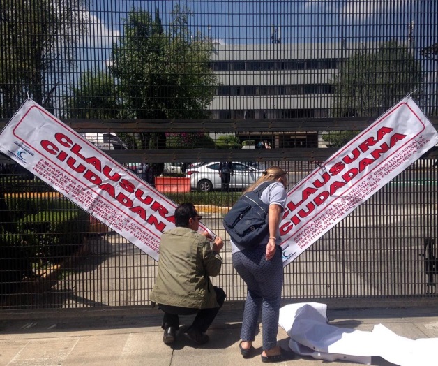 Protestan y ‘clausuran’ el INE Protestan y ‘clausuran’ el INE