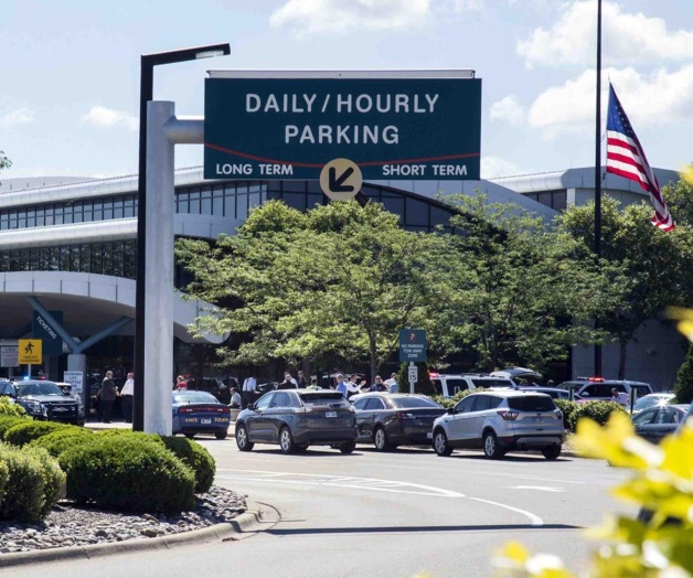 Canadiense acuchilla a policía en aeropuerto Canadiense acuchilla a policía en aeropuerto