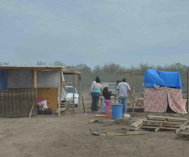 Familias invasoras enfrentan el calor y las enfermedades Familias invasoras enfrentan el calor y las enfermedades