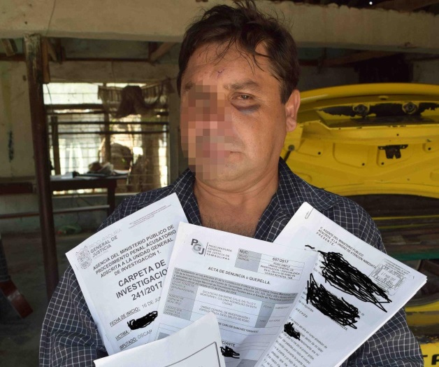 A golpes cobra intereses de préstamo a hojalatero