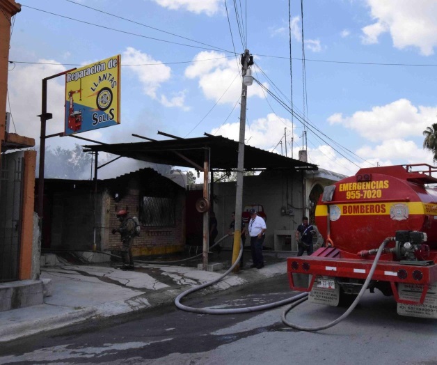 Cortocircuito provoca incendio de llantera. Bomberos controlan fuego Cortocircuito provoca incendio de llantera. Bomberos controlan fuego