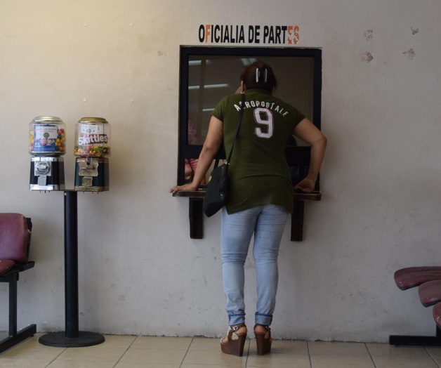 Ladrón se lleva camioneta y documentación de mujer Ladrón se lleva camioneta y documentación de mujer