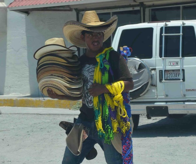 Sombreros, gorras y agua, con gran demanda Sombreros, gorras y agua, con gran demanda