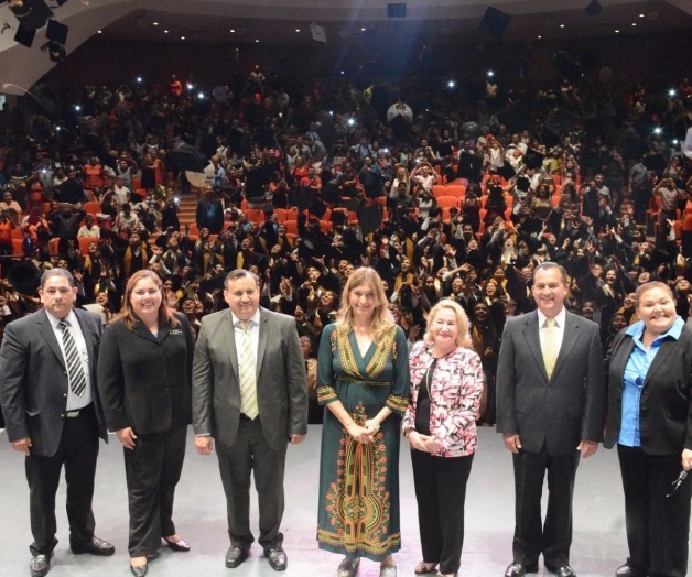 Felicita alcaldesa Maki Ortiza los nuevos profesionistas Felicita alcaldesa Maki Ortiza los nuevos profesionistas