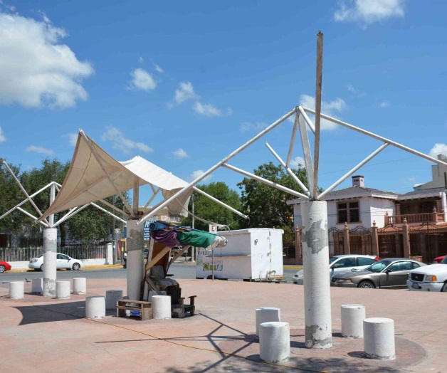 Presentan severo deterioroinstalaciones de plaza pública