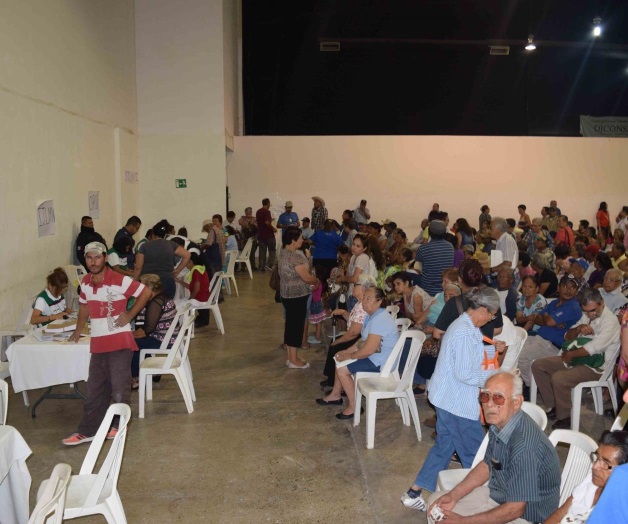 Dan apoyos electrónicos a abuelitos de ‘65 y Más’. Reciben tarjetas bancarias Dan apoyos electrónicos a abuelitos de ‘65 y Más’. Reciben tarjetas bancarias