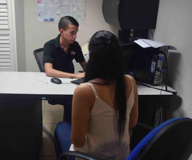 Joven mujer denuncia saqueode presuntos policías estatales