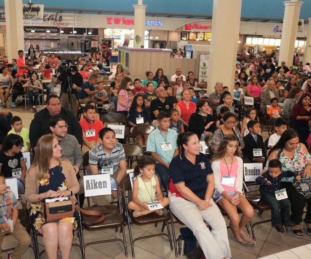 Premian esfuerzode los estudiantes. Distrito escolar ‘echa la casa por la ventana Premian esfuerzode los estudiantes. Distrito escolar ‘echa la casa por la ventana