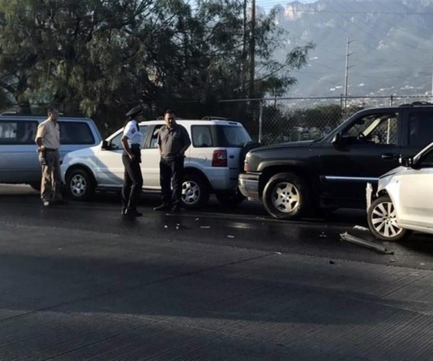 Provoca derrame de combustible choque de 20 autos en Monterrey Provoca derrame de combustible choque de 20 autos en Monterrey