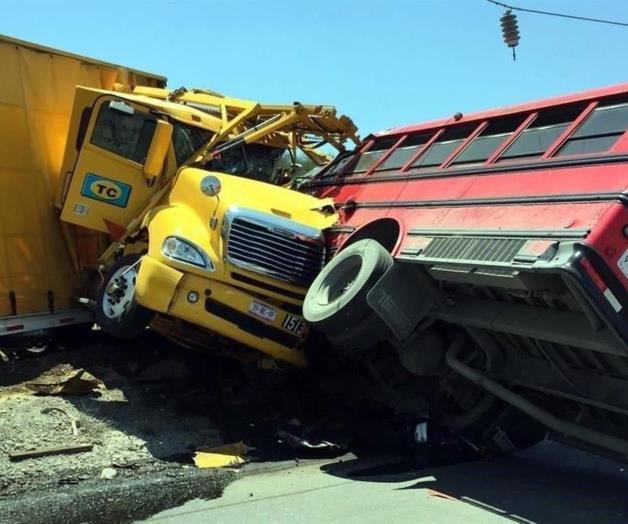 Muere chofer en choque con tráiler en Monterrey Muere chofer en choque con tráiler en Monterrey