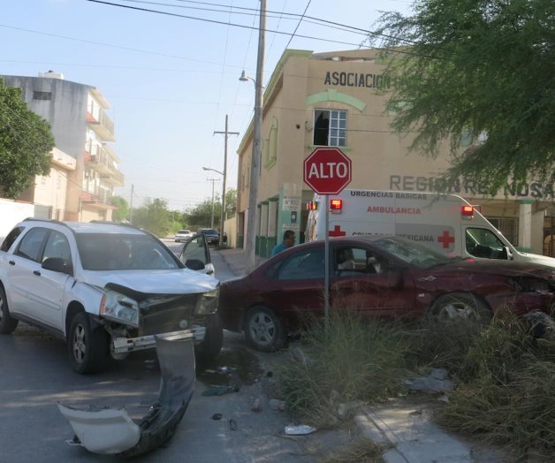 Chocan mujeres por no respetar señal de alto Chocan mujeres por no respetar señal de alto