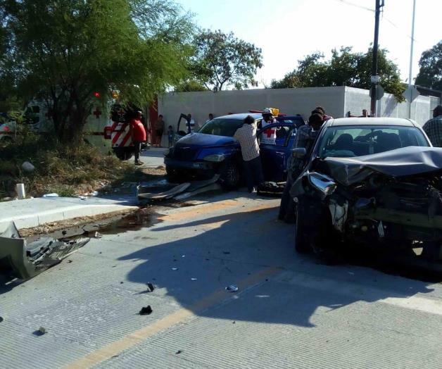 Dos heridos y fuertes daños, el saldo de aparatoso choque. Conductores terminan en hospital