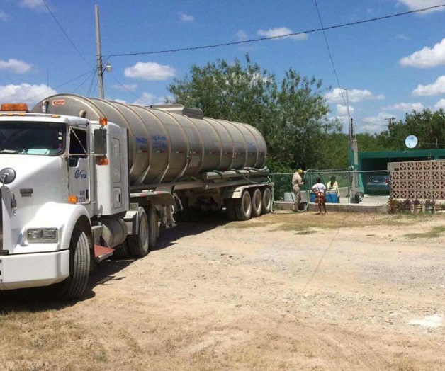 Ayuda emergente en áreas sin agua. Acuden particulares a brindar apoyo Ayuda emergente en áreas sin agua. Acuden particulares a brindar apoyo