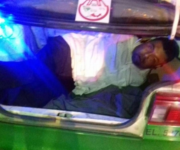 Roban taxi y encajuelan a chofer pero los detienen Roban taxi y encajuelan a chofer pero los detienen