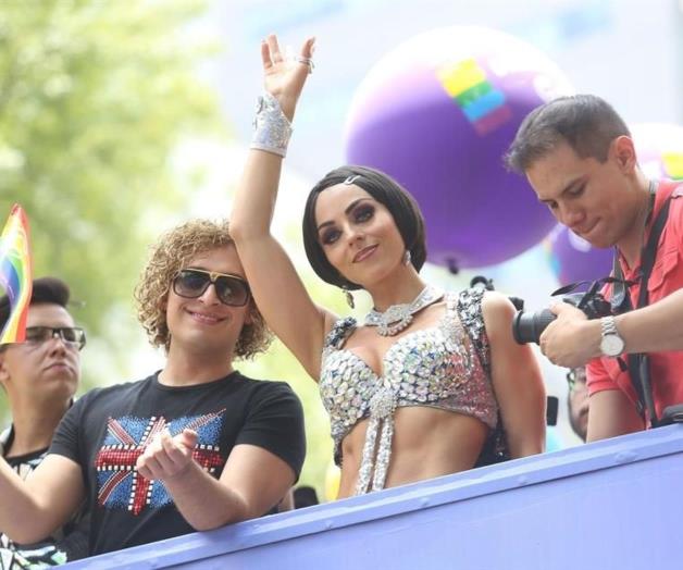 Demuestran famosos orgullo en marcha Demuestran famosos orgullo en marcha