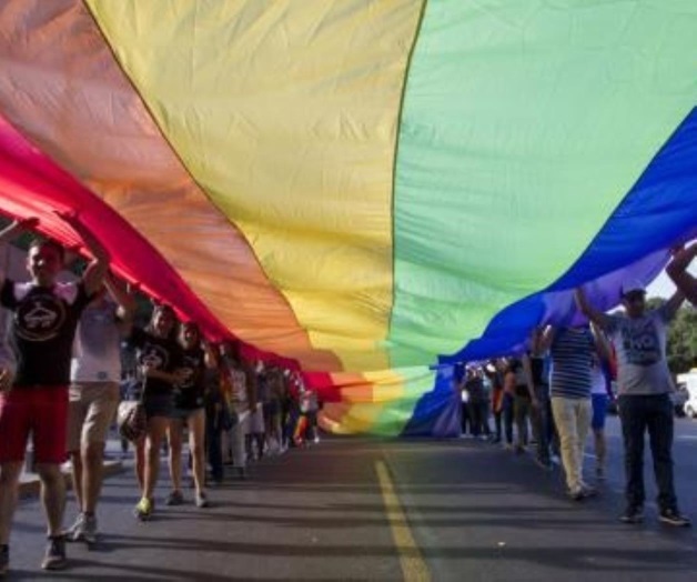 Embajadores de EU, Canadá y Reino Unido se unen a la marcha gay