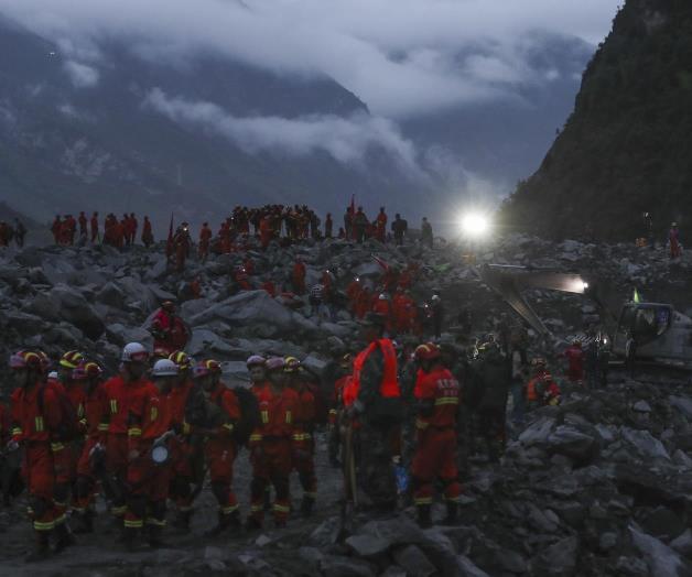 Más de 120 personas estarían enterradas tras deslave en China Más de 120 personas estarían enterradas tras deslave en China