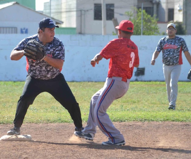 Se aferran al liderato en Club de Petroleros Se aferran al liderato en Club de Petroleros