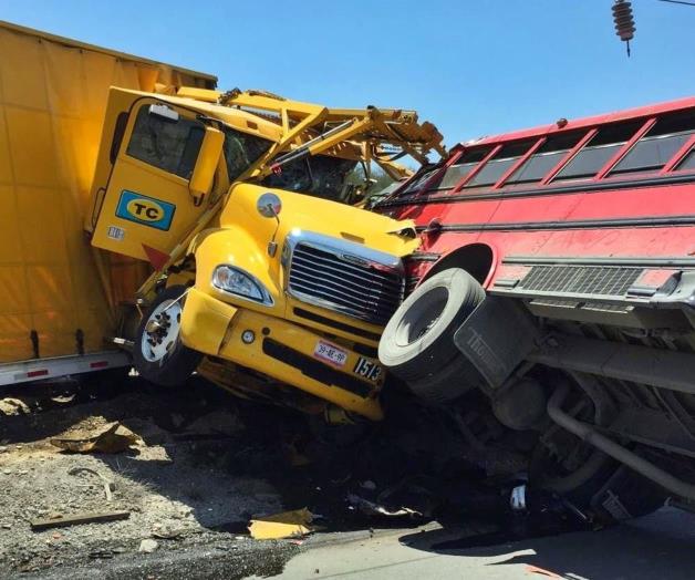 Choque de un tráiler nodriza y un microbús: 1 muerto y 4 heridos