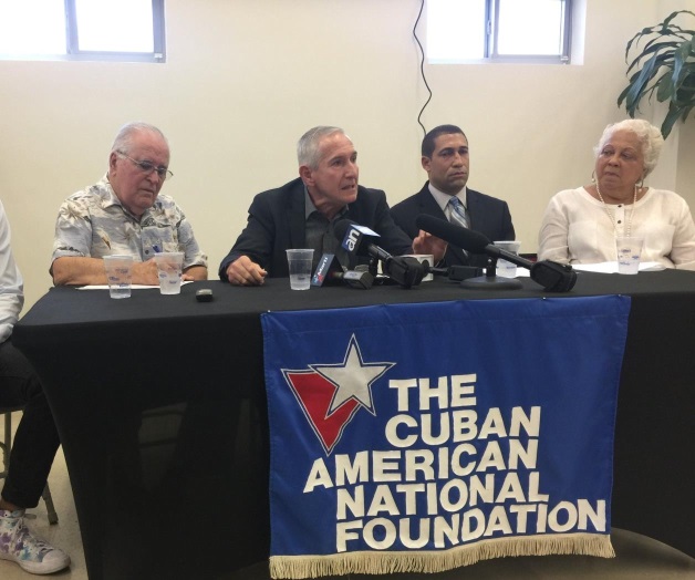 Policía venezolana detiene a 2 asesores de oposición Policía venezolana detiene a 2 asesores de oposición