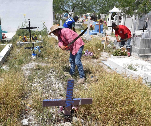 Retiran la maleza de cementerios locales Retiran la maleza de cementerios locales