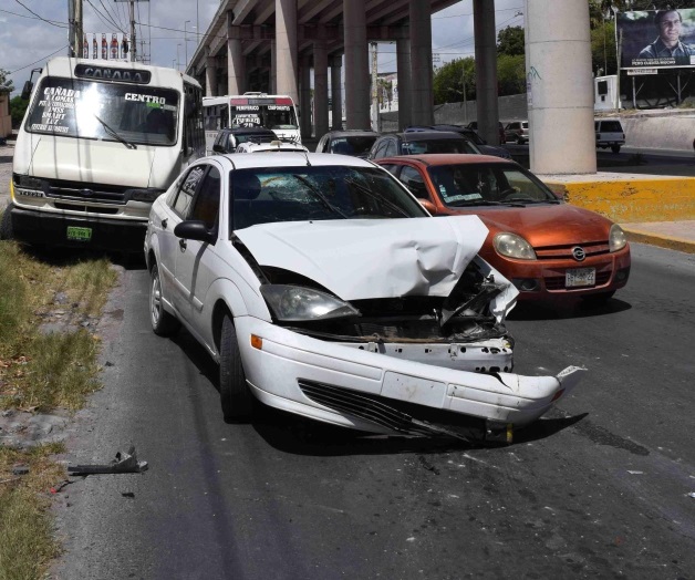 Embotellamiento abajo de puente por fuerte choque Embotellamiento abajo de puente por fuerte choque