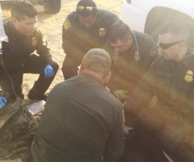 Abandona ‘coyote’a indocumentada. Víctima del calor queda sin sentido