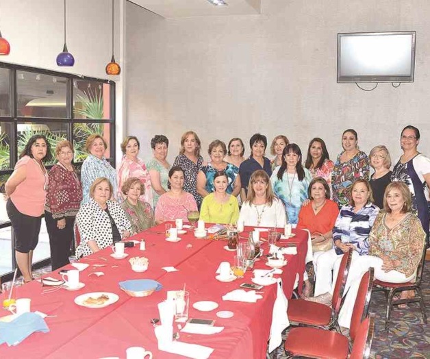 Comparten con cumpleañeras Comparten con cumpleañeras