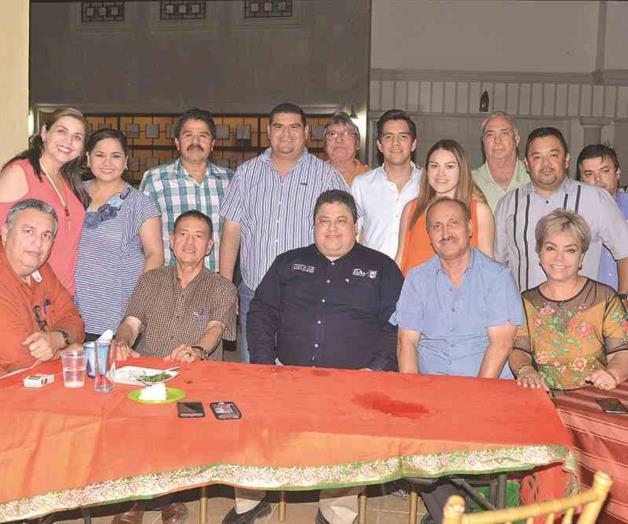 Le celebran su cumpleaños Le celebran su cumpleaños