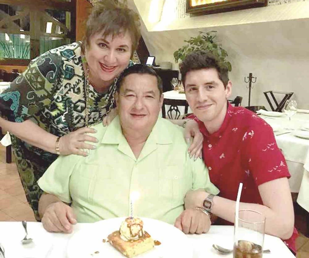 Le cantan happy birthday Le cantan happy birthday