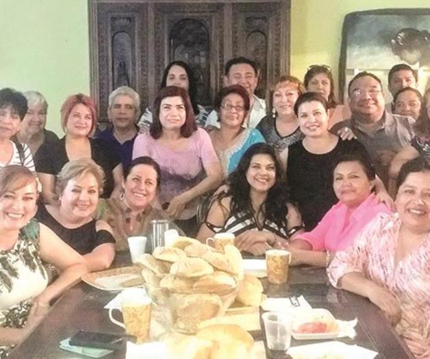 Le cantan las mañanitas a Nancy Le cantan las mañanitas a Nancy