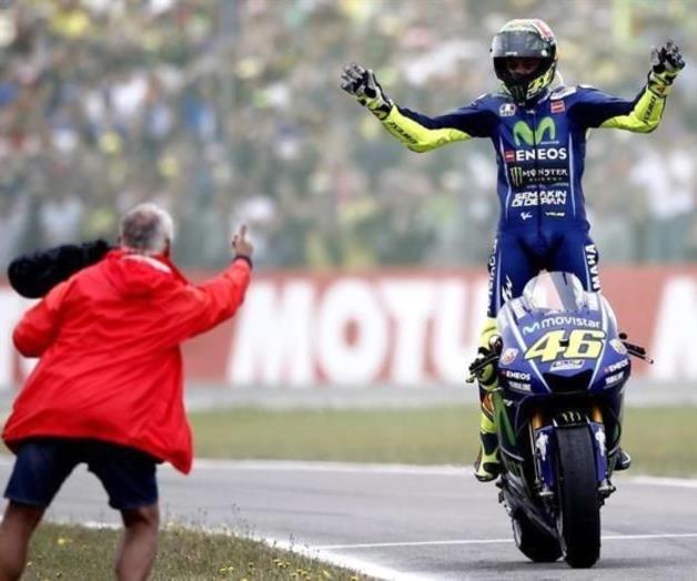 El italiano Valentino Rossi alcanza su primer victoria del año El italiano Valentino Rossi alcanza su primer victoria del año