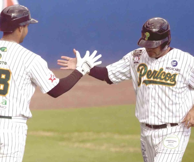 Pericos apalea a Generales