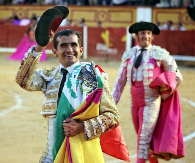 Salen en hombros Adame y Garrido Salen en hombros Adame y Garrido