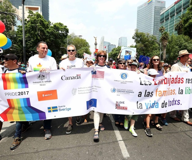 Embajadores se suman a marcha y piden igualdad Embajadores se suman a marcha y piden igualdad