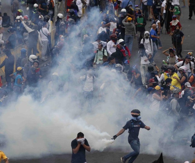Piden en marcha a los militares que ‘bajen las armas’ Piden en marcha a los militares que ‘bajen las armas’
