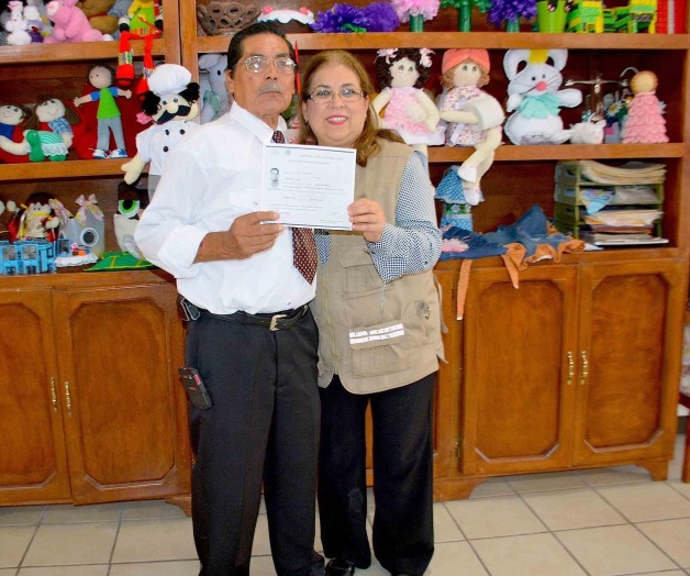 Recibe certificado de Primaria, al fin. Cumple su anhelo, a los 70 años