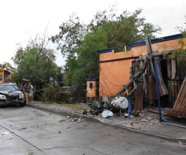 Pierde el control e impacta poste Pierde el control e impacta poste