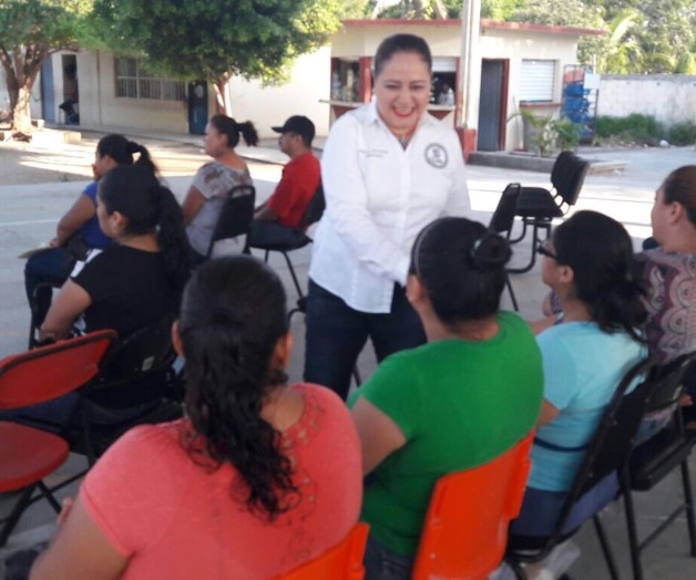 Imparten conferencias y taller en las escuelas Imparten conferencias y taller en las escuelas